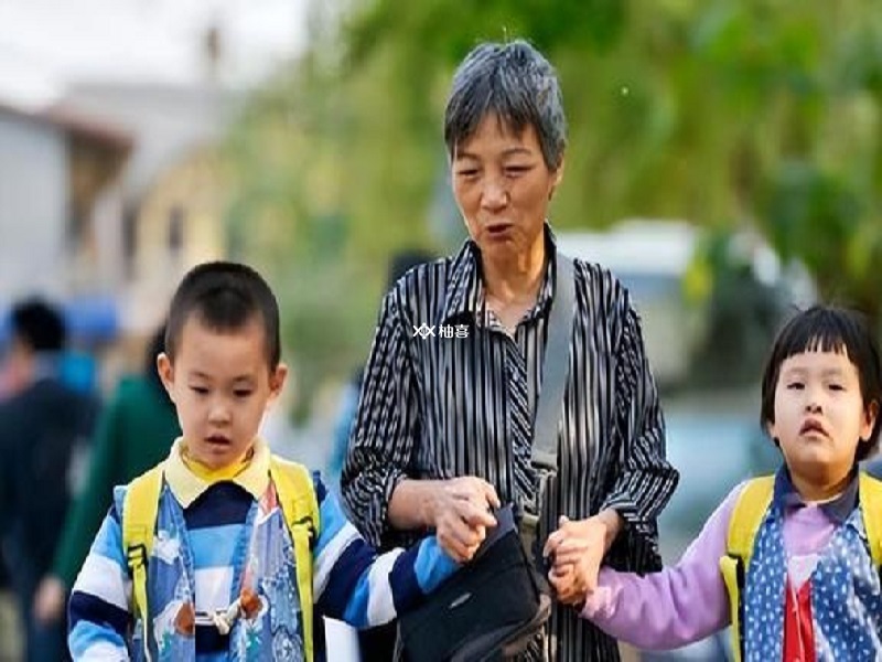 60多岁的郭敏送两个孩子上学