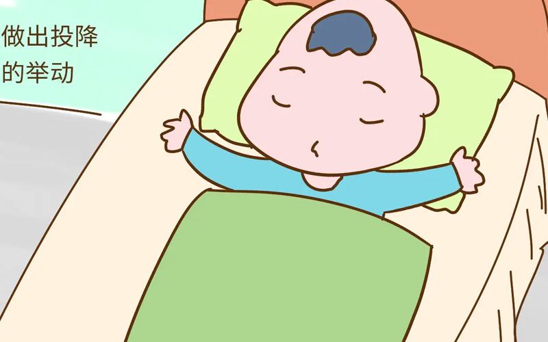 正常的婴儿睡觉姿势是随意,自由的,但是脑瘫婴儿由于肢体不协调,所以