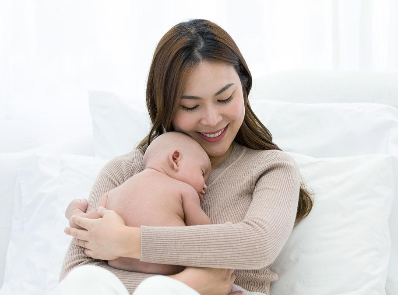 婴儿胀气趴在大人身上10分钟内可以排气